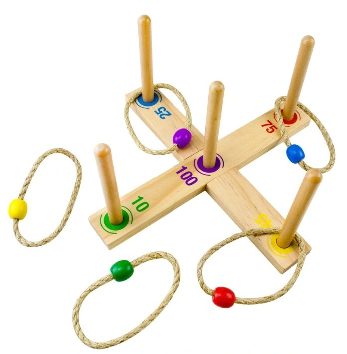 Holzspielzeug mit fünf Stäben und bunten Ringen zum Zielen und Werfen.