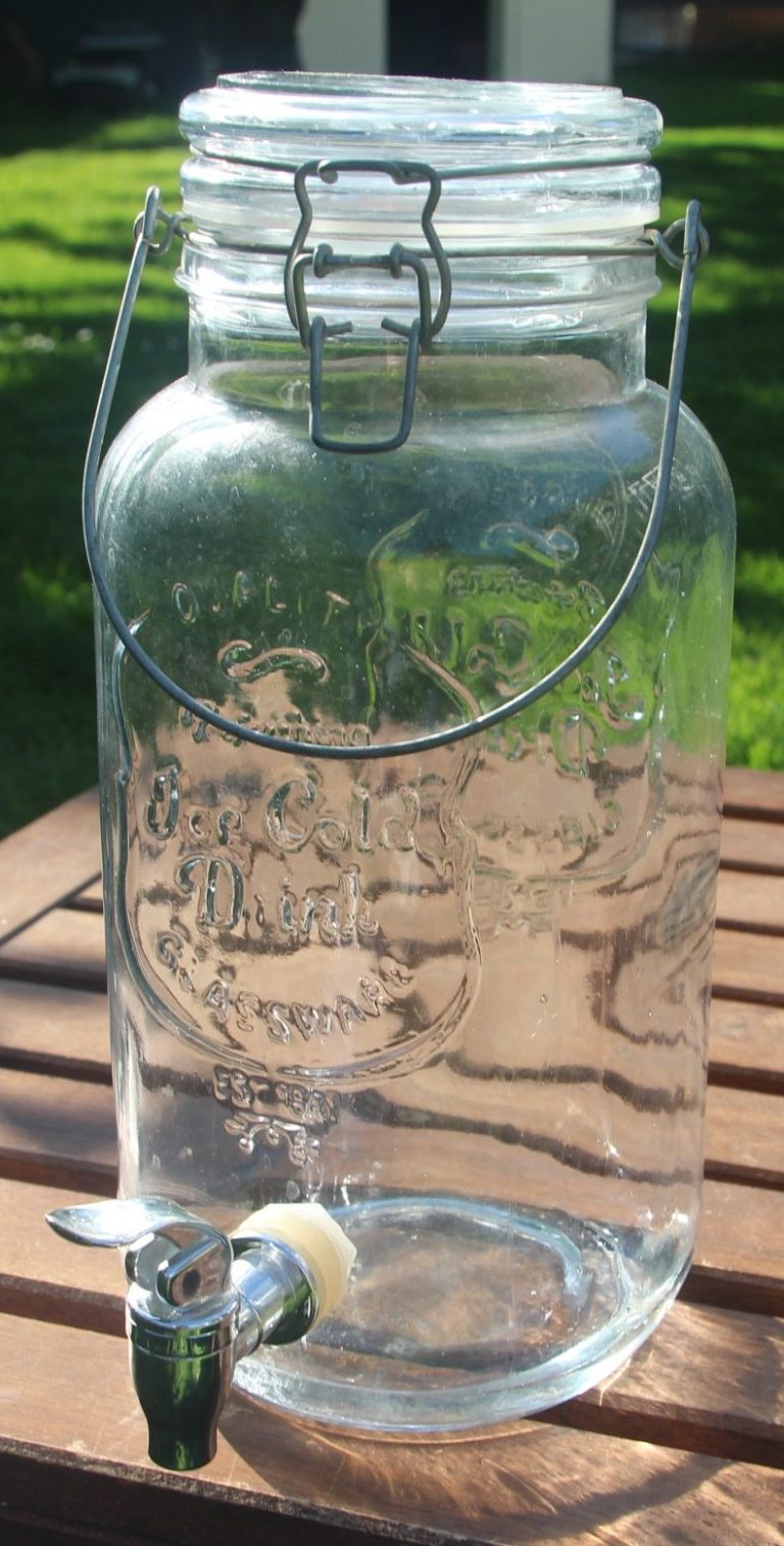 Ein transparenter Glasbehälter mit Auslaufhahn, 5l.