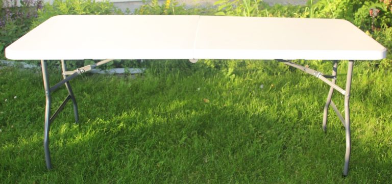 Weißer Bankett-Tisch mit metallenen Beinen, in der Mitte klappbar, Größe: 182x76cm, 74cm Höhe.