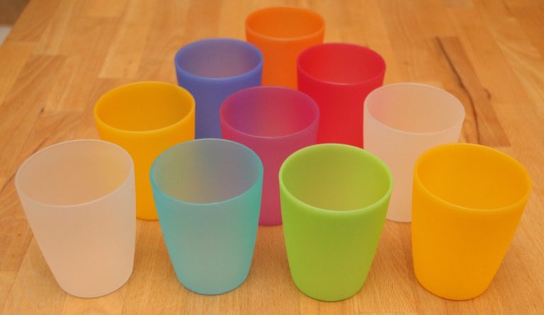 Bunte Trinkbecher aus Plastik in Lila, Pink, Orange, Gelb, Blau, Grün und Weiß, 240ml.