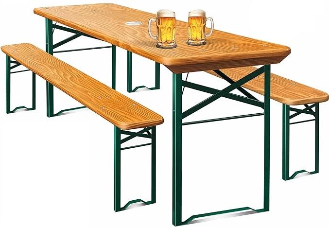 Biergartentisch mit zwei Bänken.