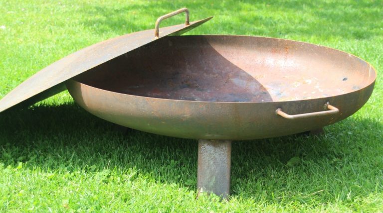 Runde Feuerschale aus Metall mit Deckel, 80cm Durchmesser.