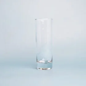 Mehrzweck-Trinkglas Ein schlankes, aus Glas gefertigtes Trinkglas