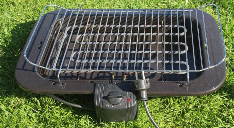 Elektrischer Grill mit Heizstäben und Regler für 2-3 Personen geeignet.