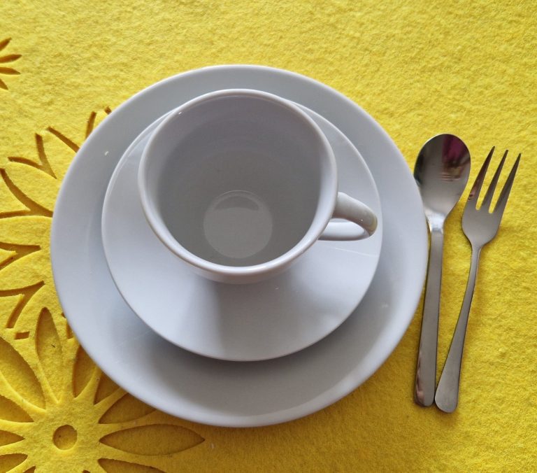 Kaffeeservice Kaffeeservice aus Porzelan bestehend aus Kuchenteller, Unterteller, Kaffeetasse, Kaffeelöffel und Kuchengabel