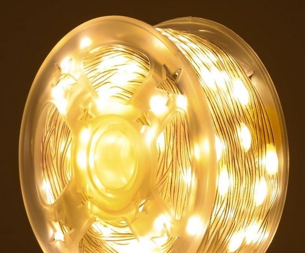 20m LED-Lichterkette (warmweiß) mit 8 unterschiedlichen Beleuchtungs-Modi und 4 einstellbaren Helligkeiten.