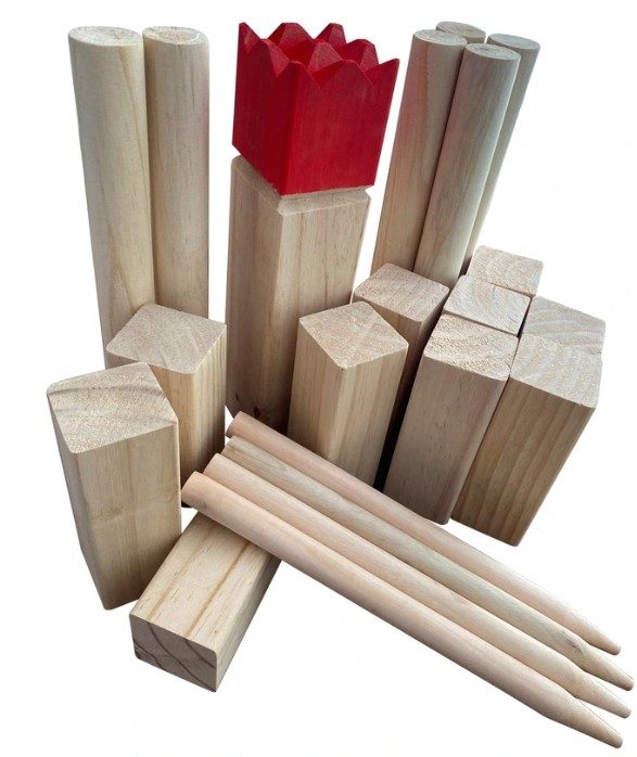 Wikinger-Schach, auch bekannt als Kubb aus Holz mit König mit rotem Kopf.