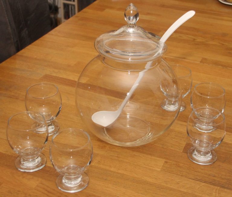 Bowle-Glas mit Schöpfkelle  und sechs Gläsern.