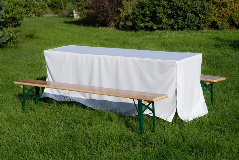Bierzeltgarnitur Biergartentisch mit Husse und zwei Bänken.