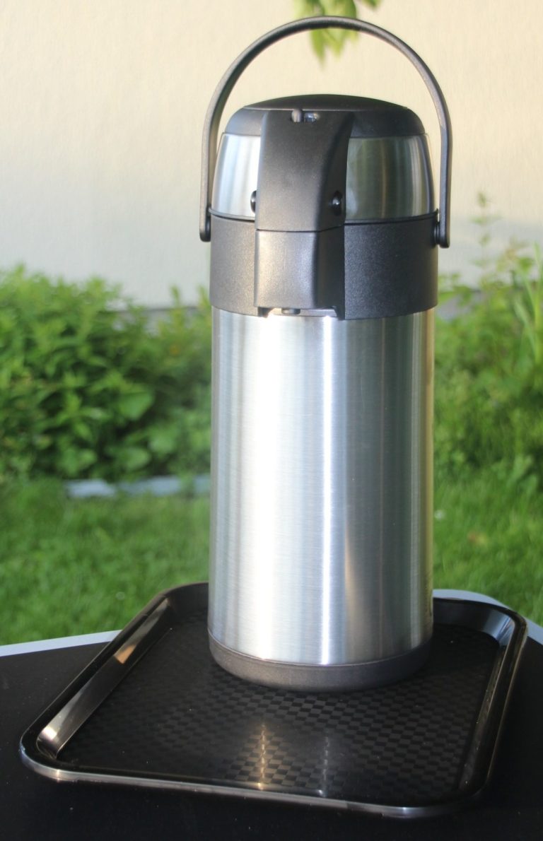 Silber-schwarz-farbener Getränkespender mit Henkel und schwarzem Abtropftablett. Volumen: 3l. Hält Getränke sowohl warm als auch kalt 